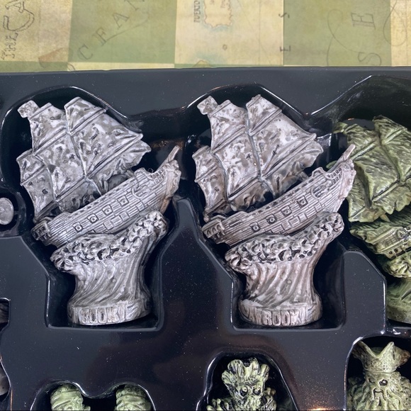 Pirates of the Caribbean Dead Man's Chest Chess Set Collector's Edition - Picture 4 of 11